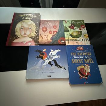 Lot de cinq livres pour enfants