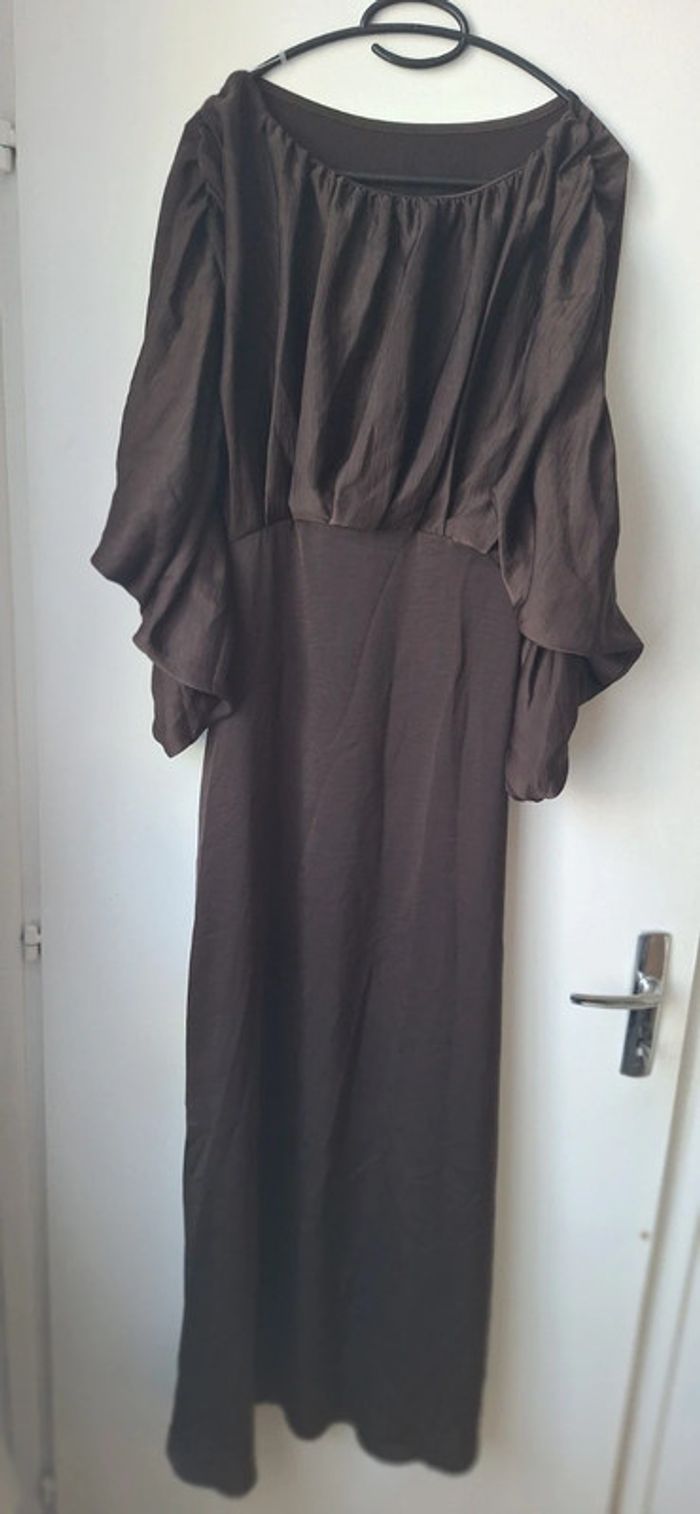 Jolie Robe longue marron à manches longues bouffantes