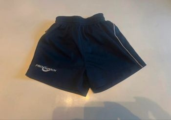 Short pour garçon très bon état taille 6-8 ans couleur bleu marine
