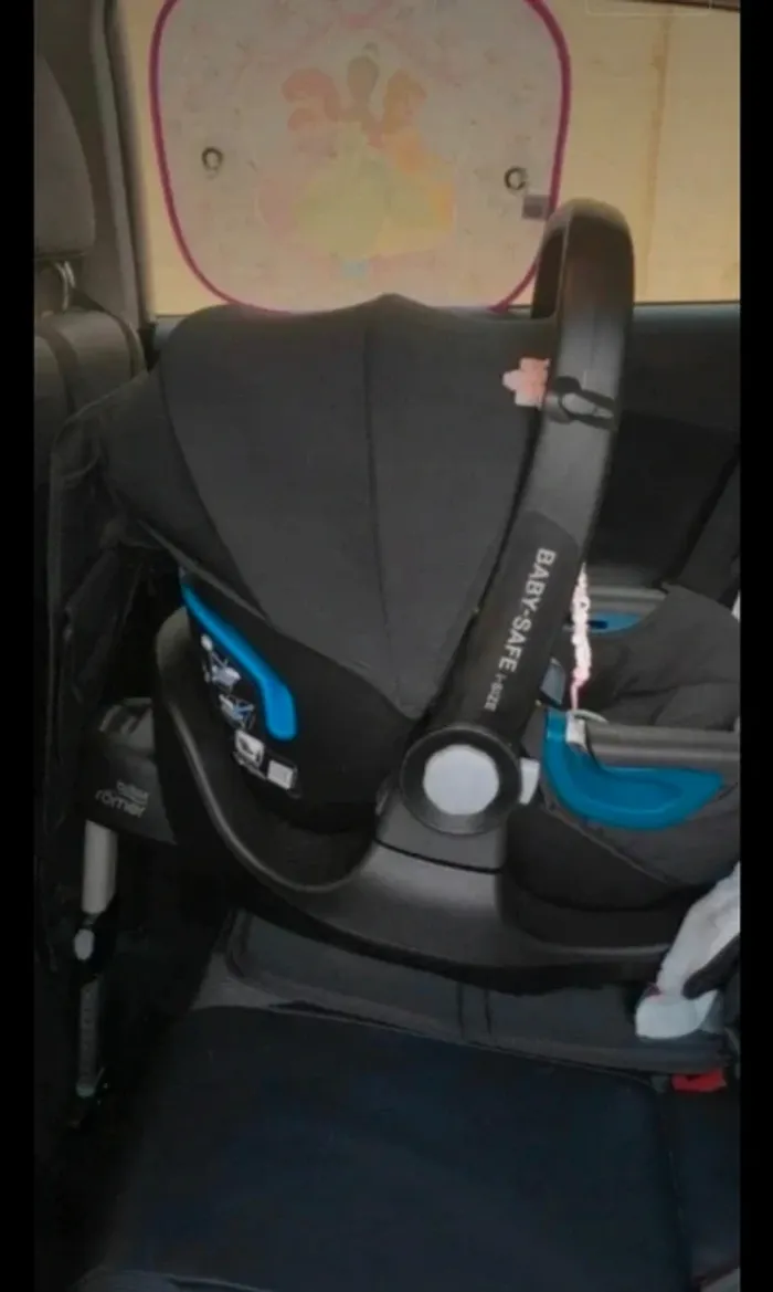 Poussette britax avec base ISOFIX pour voiture - photo numéro 7