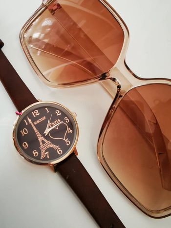 Lunette de soleil et montre vintage marron neuves
