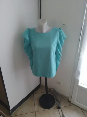 haut avec froufrou taille 36- arkitech - neuf