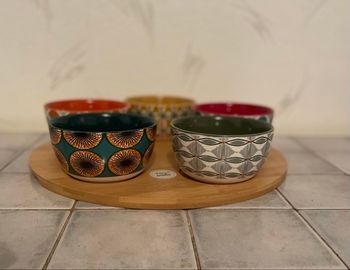 plateau apéritif avec 5 bols de Maisons du Monde