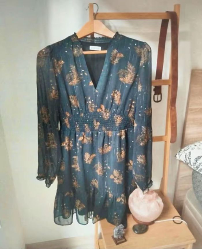 Robe noir à motif doré