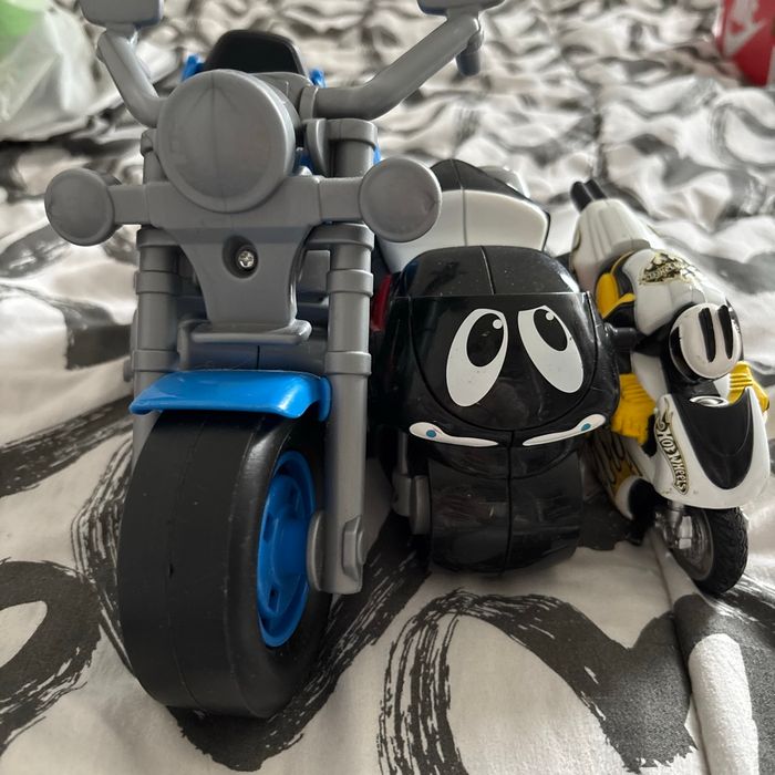 Motos