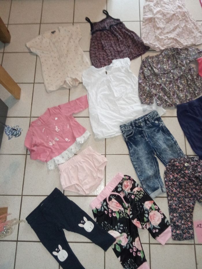 Lot de 17  vêtements bébé fille 12  mois, mi saison été, robes, jean, leggings, blouse etc.. - photo numéro 2