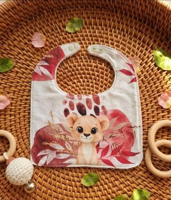 ​🦁 Bavoir Bébé Fait Main – Motif Lionceau & Safari