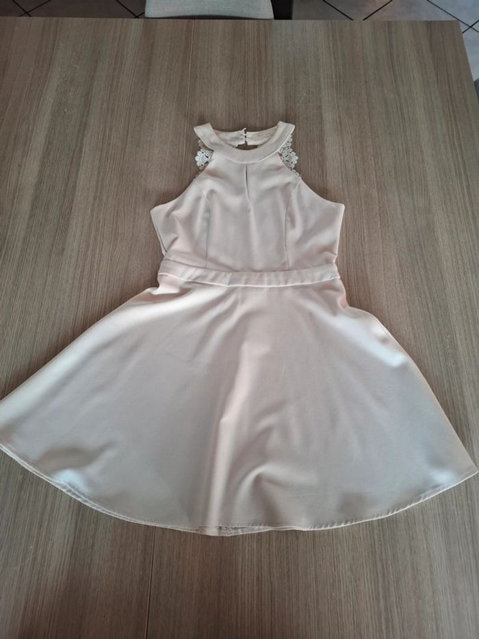 Robe blanche attacher au cou dos nu