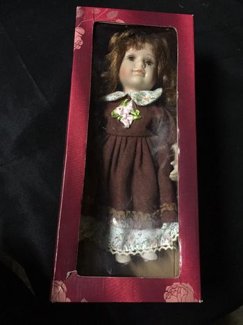 Poupée en porcelaine