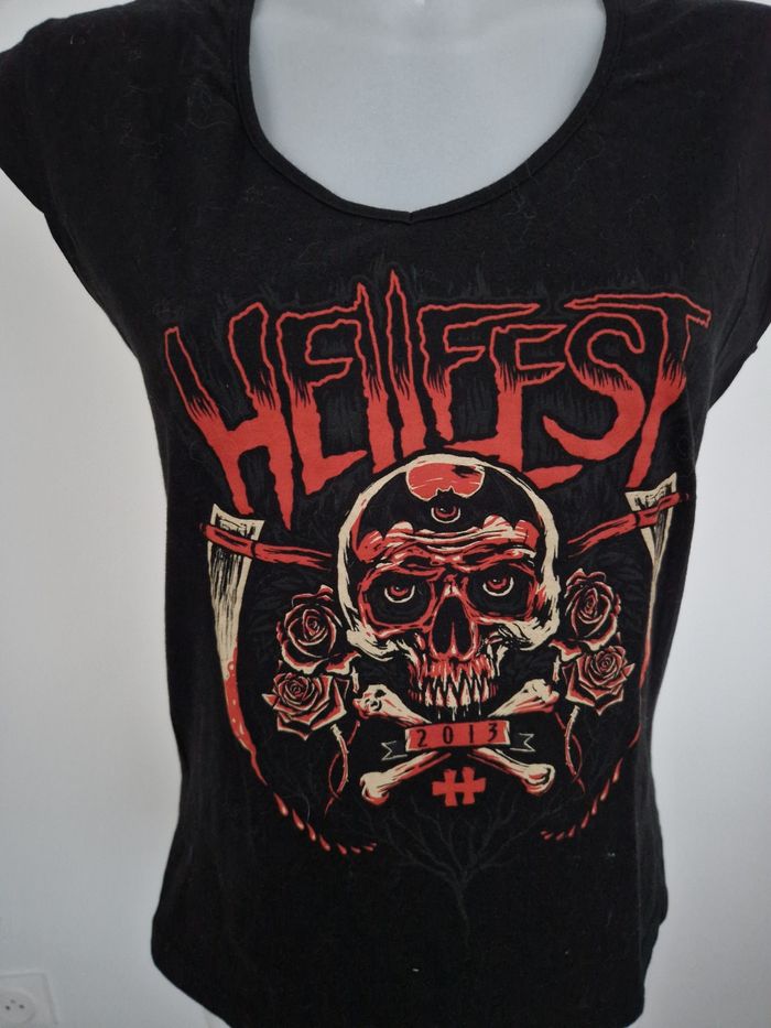 Tee-shirt noir avec motif crâne avec roses rouge, Hellfest édition 2013 - photo numéro 2