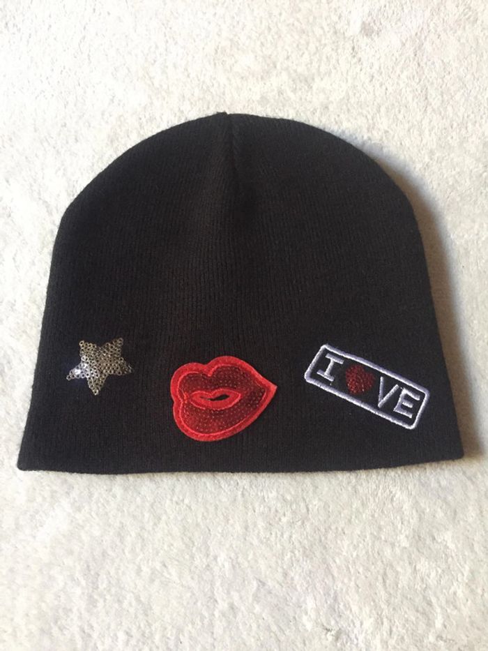 bonnet noir avec motifs taille unique. état neuf