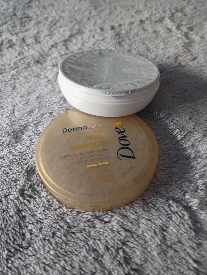 Crème de corps nutrition essence3 hydratante pour peau sèche de la marque Dove.
Neuf jamais ouvert. - photo numéro 2