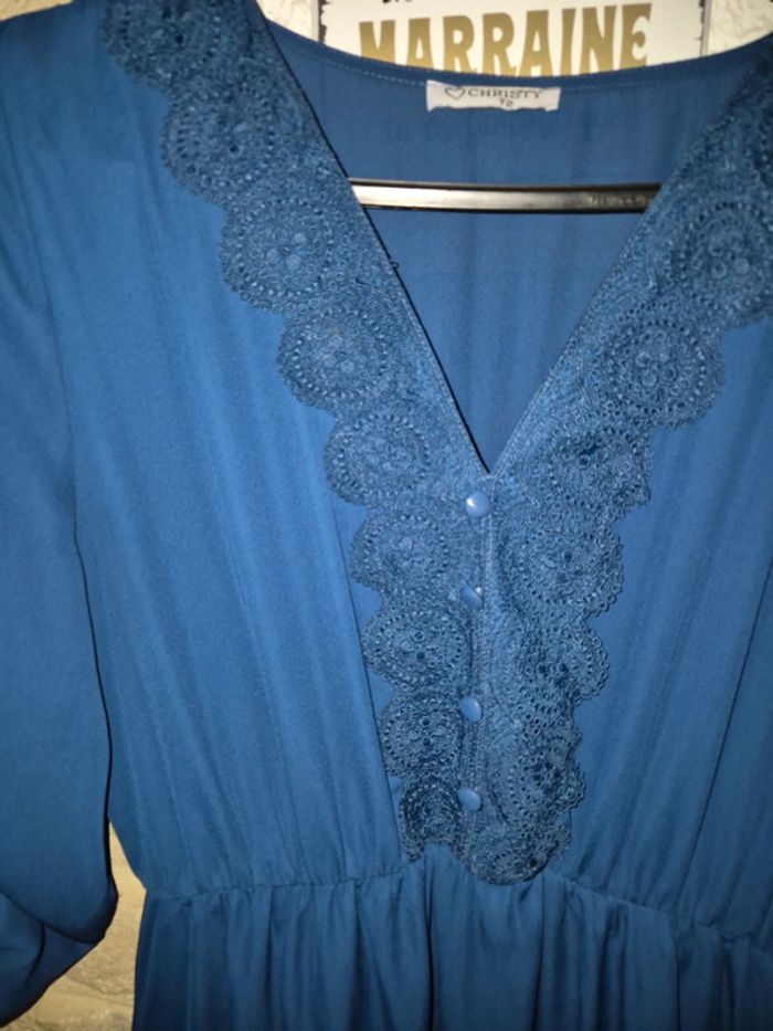Magnifique robe bleue broderie et boutons col V Christy taille 2 44/46 - photo numéro 2