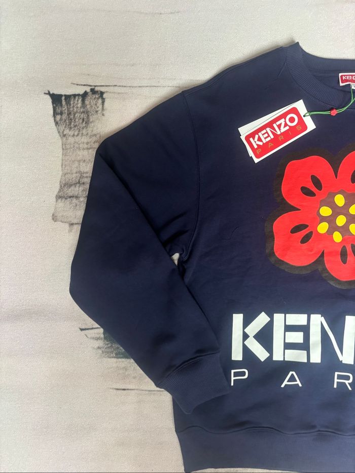 Sweat Kenzo taille M bleu marine logo imprimé fleurs rouge/jaune - photo numéro 6