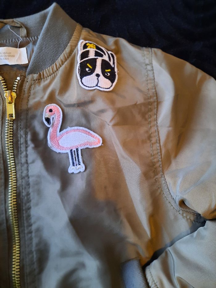 Blouson de chez H&M. Couleur kaki avec des motifs. Pour fille taille 5-6 ans 116cm. - photo numéro 3