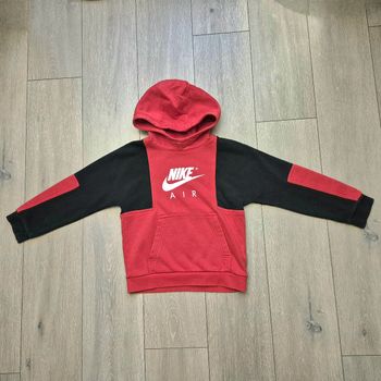 Sweat nike noir et rouge. Garçon 8/9 ans.  Marque Nike