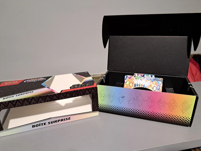Boîte surprise vide avec intercalaires- pokémon ev8.5 évolutions prismatiques FR - photo numéro 3