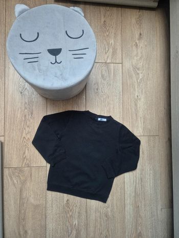 Pull type sweat noir uni gémo 4 ans en parfait état