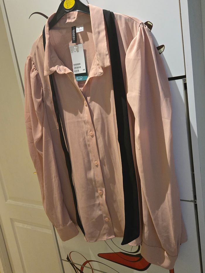 Chemise rose à lavallière noire T.44/46 H&M neuve - photo numéro 2