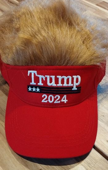 Casquette rouge emballée Trump 2024 avec fausse moumoute rousse sur le dessus