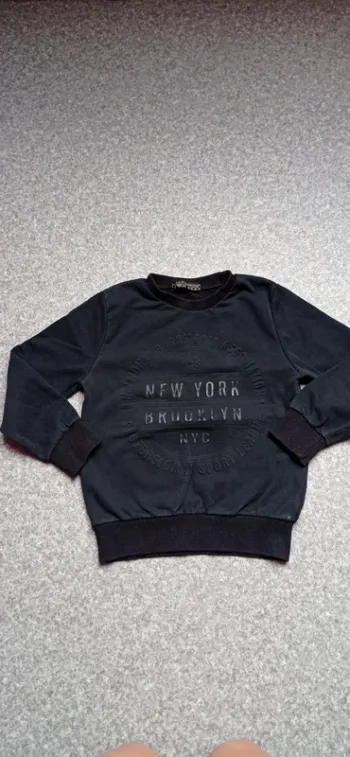 Pull garçon noir taille 6 ans 
Happy Star 
Porte mais reste en très bon état