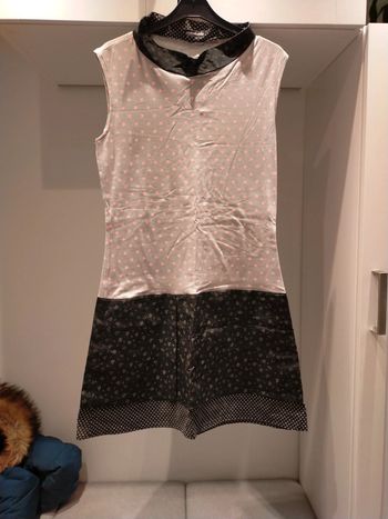 Robe grise, rose et noir à pois