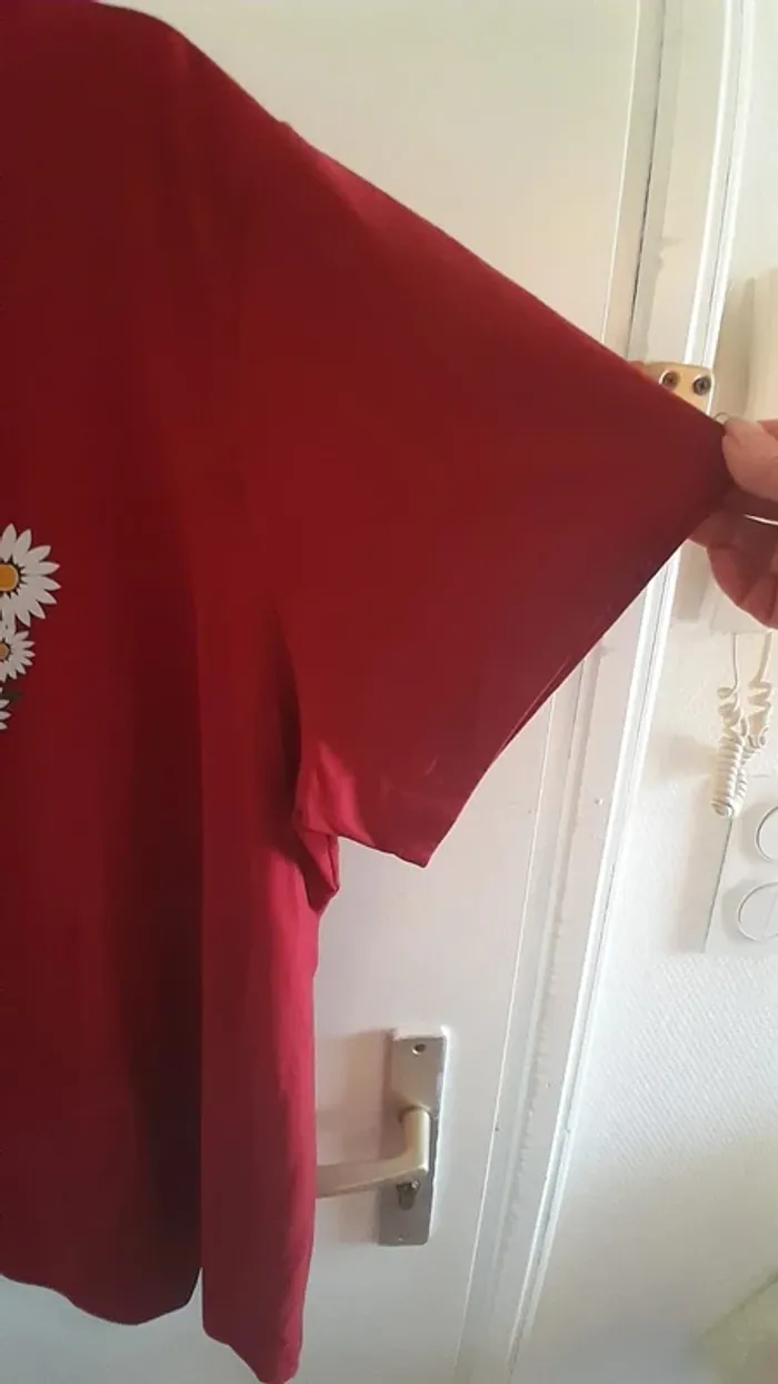 T-shirt Marguerites et papillon, taille 7XL, fond Bordeaux - photo numéro 3