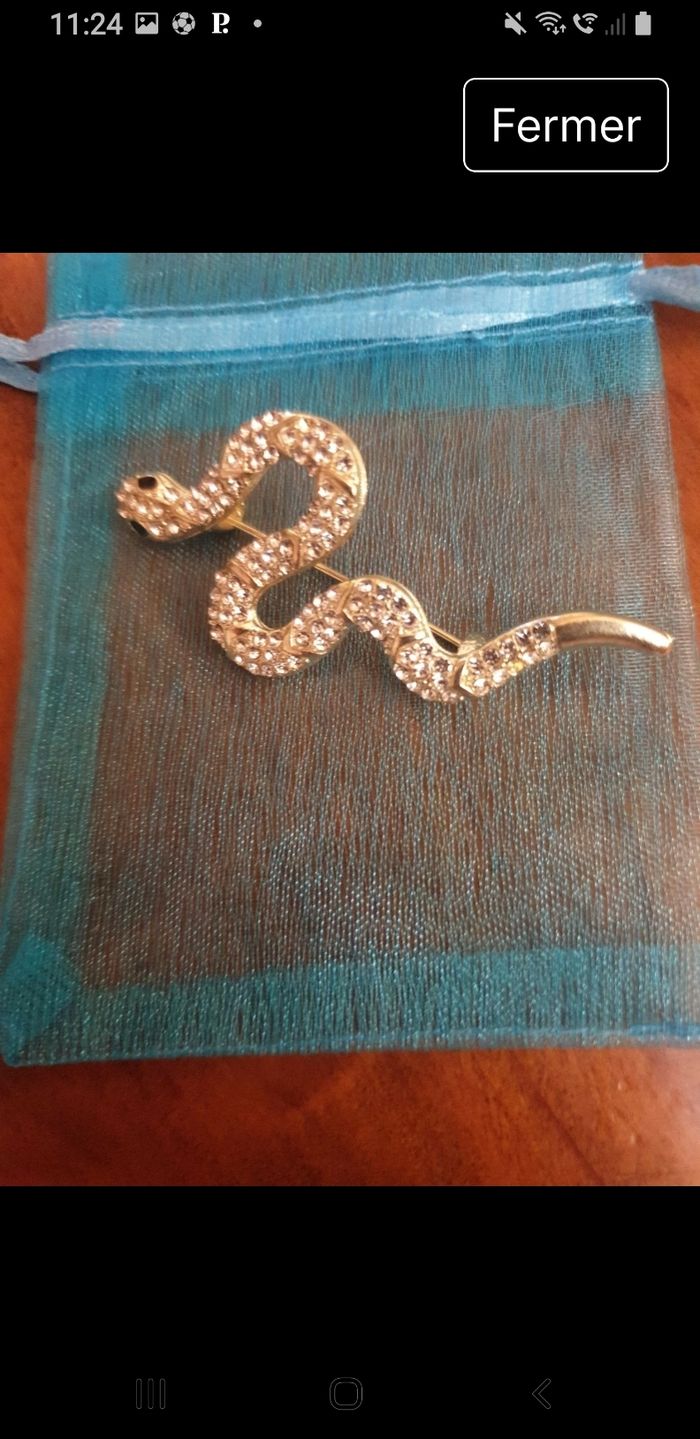 Broche dorée et strass