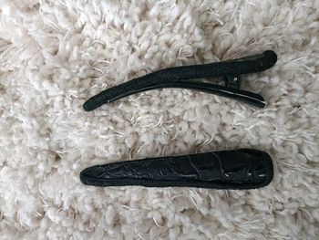 2 barrettes à cheveux noires d'environ 12 cm de longueur