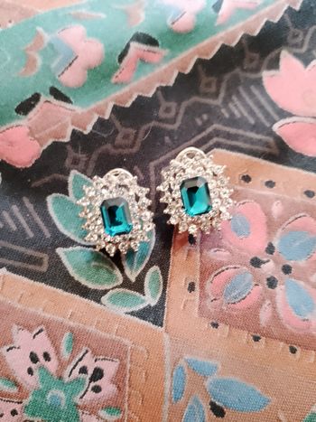 boucles d'oreilles en Strass bleues /translucides sur acier doré neuves.