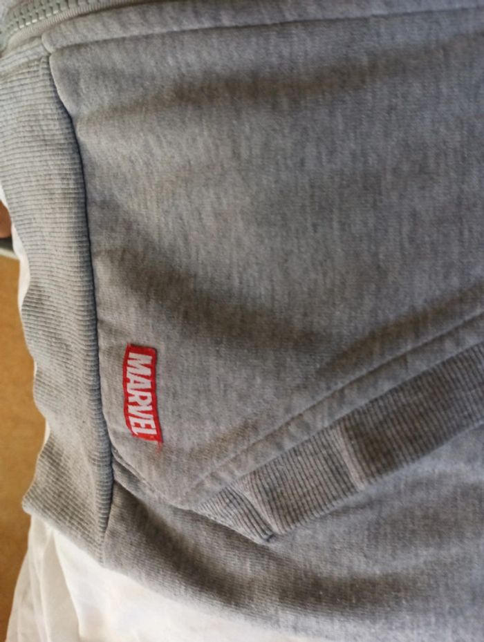 Gilet zippé garçon à capuche Marvel taille 10 ans - photo numéro 3