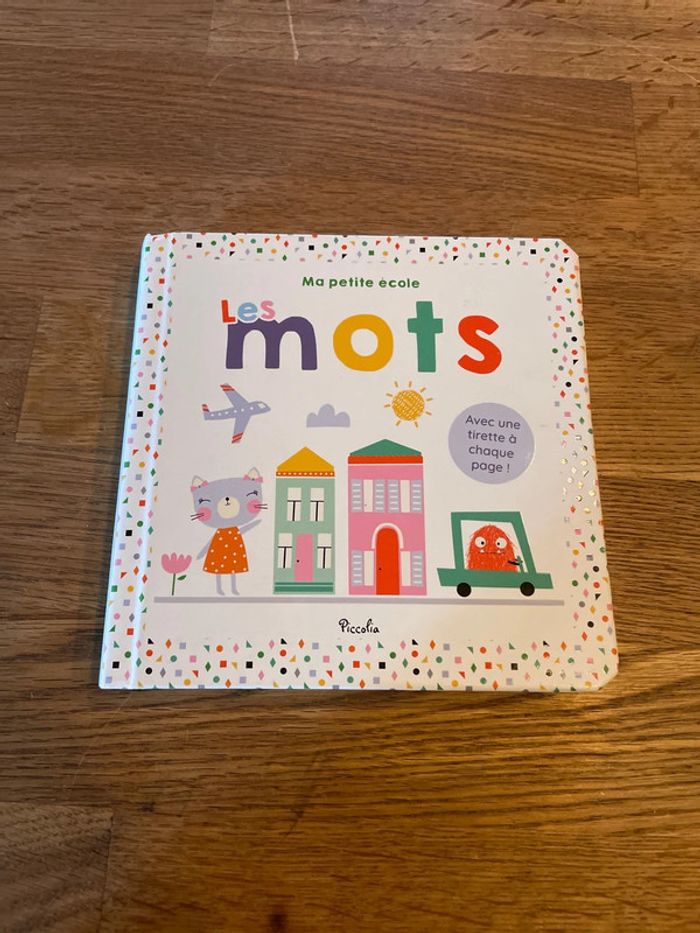 Livre cartonné Ma petite école Les mots avec une tirette à chaque page