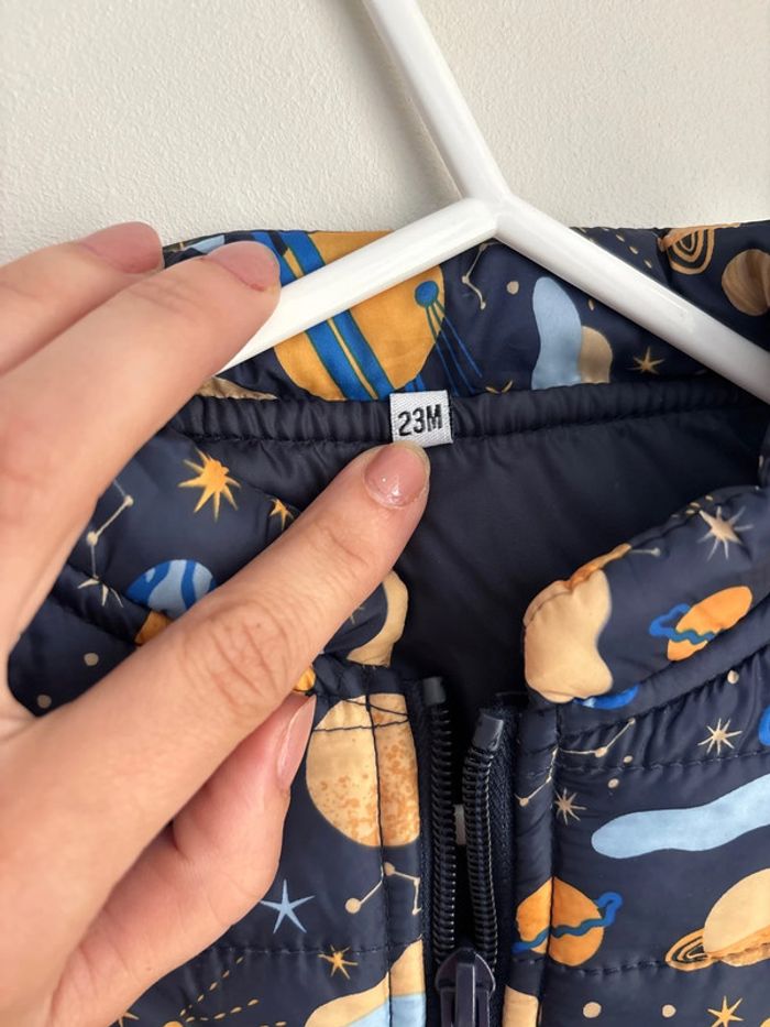 Doudoune sans manche taille 23 mois thème espace 🪐 - photo numéro 2
