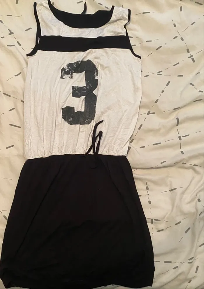 Robe noir et blanche