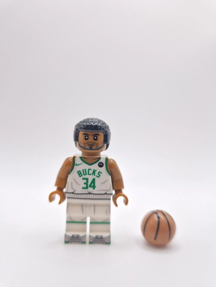 Figurine type lego Joueur de Basket Giannis Antetokounmpo