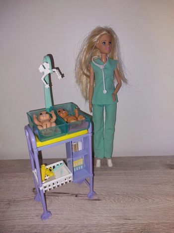 Barbie pédiatre