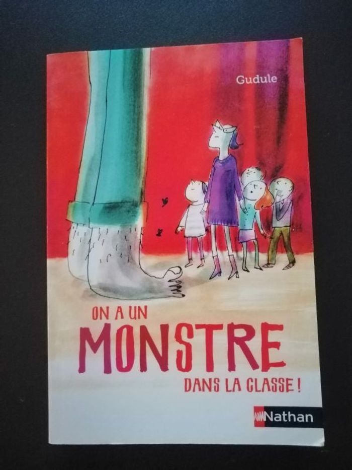 Livre On a un monstre dans la classe en très bon état