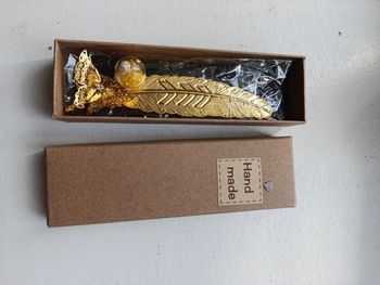 Magnifique marque page doré ! 
