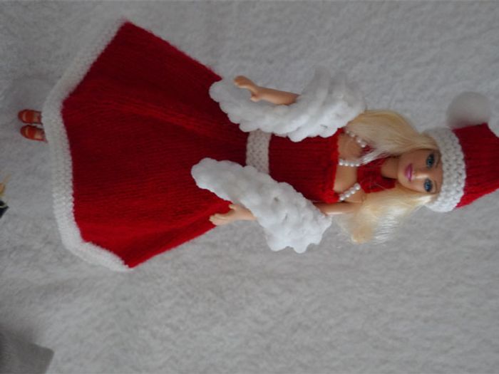 Barbie Noël et son sac de cadeau (avec un vrai cadeau pour Barbie) - photo numéro 2