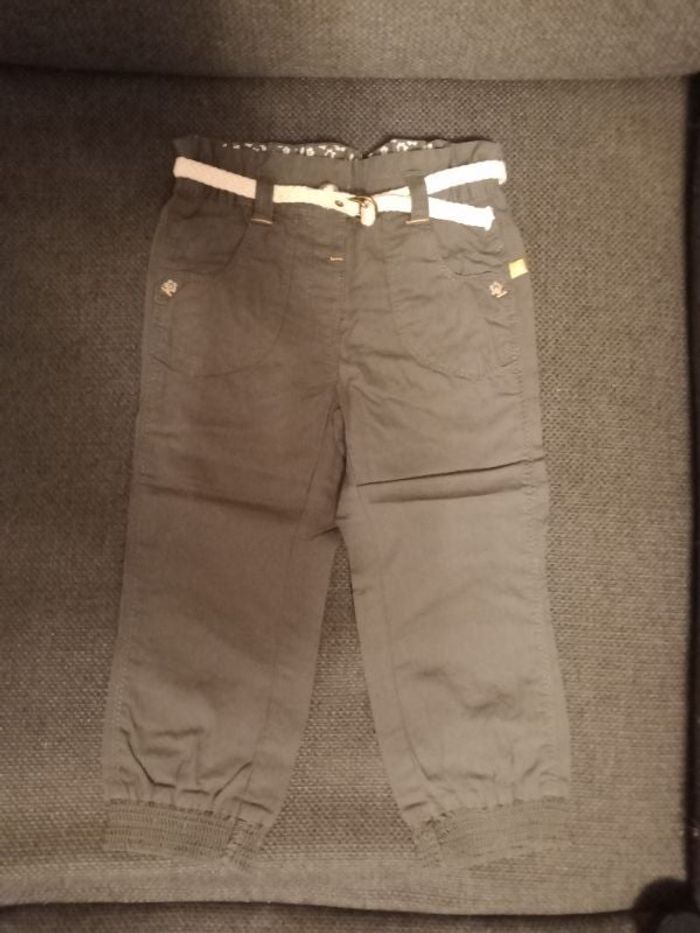 Pantalon léger gris avec ceinture blanche