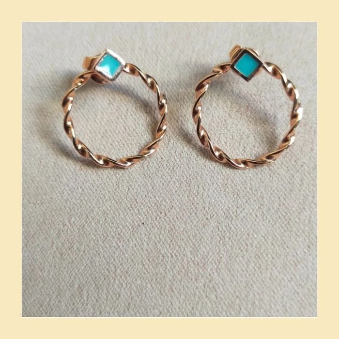 Boucles d’oreilles fantaisie – Créoles torsadées rose gold & losange turquoise - photo numéro 5