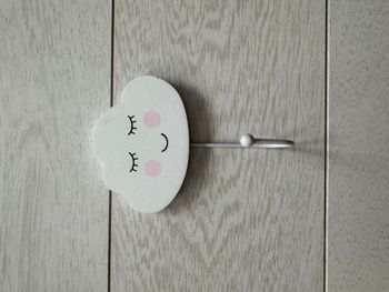 Crochet nuage blanc avec accroche à l’arrière
