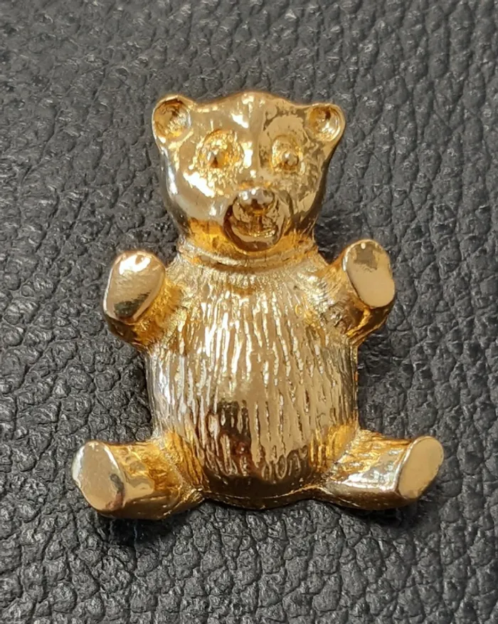 Adorable broche ourson en métal doré