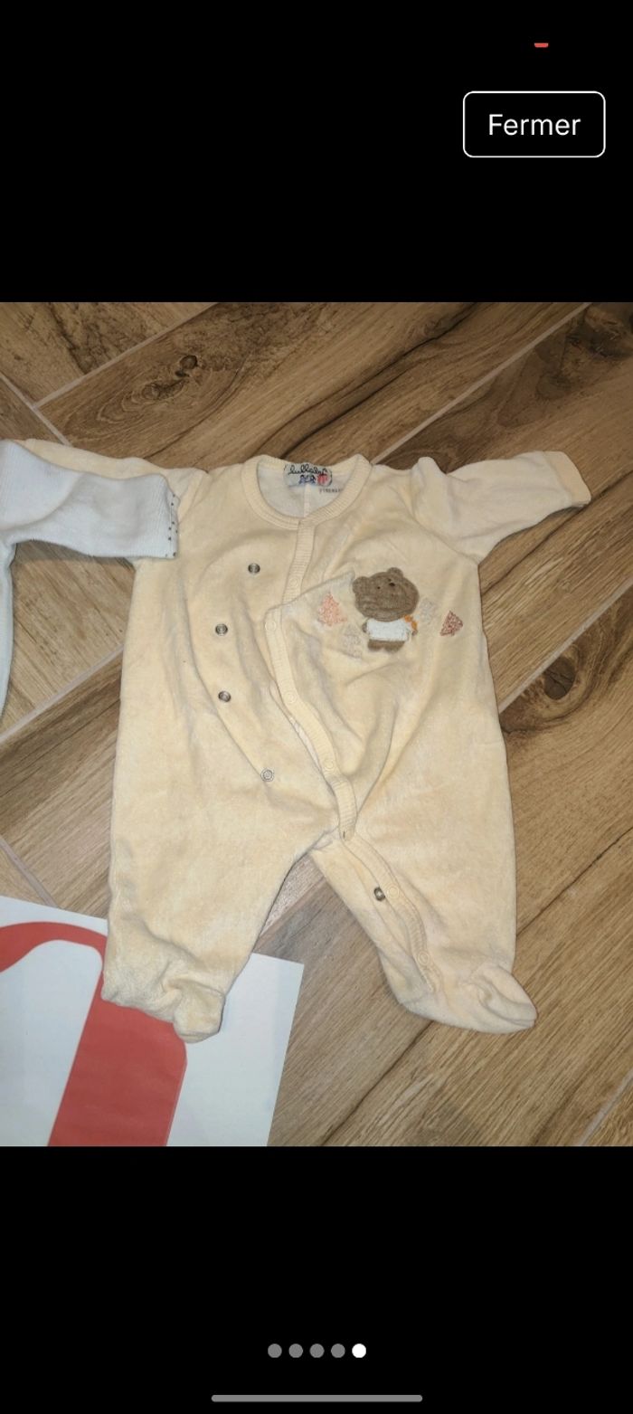 Lot 4 pyjamas velours 
Taille 1 mois 54cm
Marque pat et ripaton et lullaby 
Les deux blancs sont légèrement jaunis au col les deux autres sont en parfait état - photo numéro 5