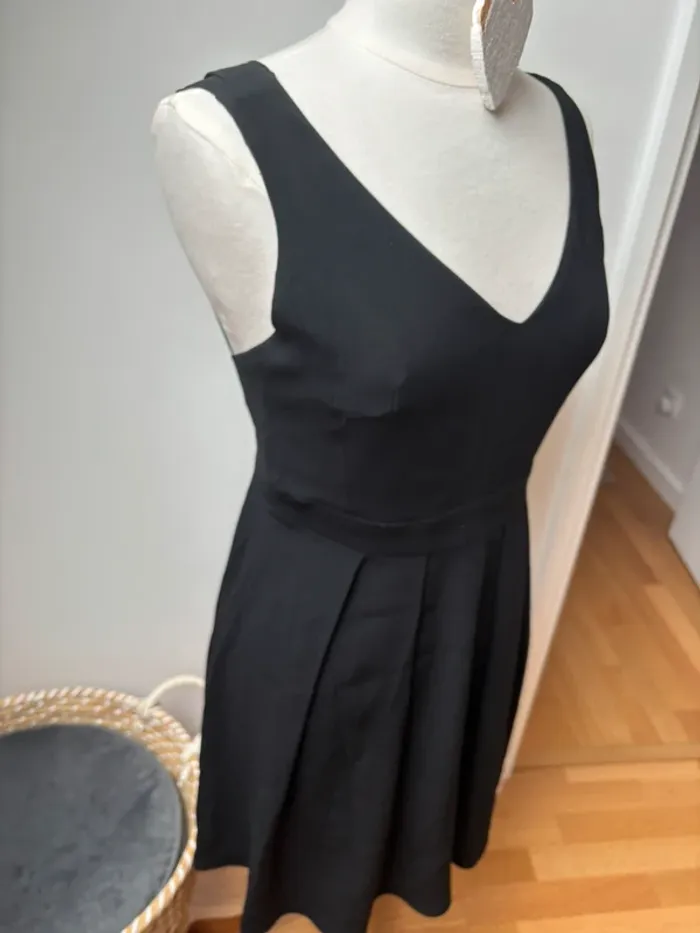 🖤 Robe noire dos croisé avec noeud - modèle Rencontre - Claudie Pierlot 🖤 T38 - photo numéro 5