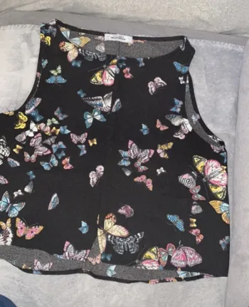 Jolie haut noir à papillons colorés taille L