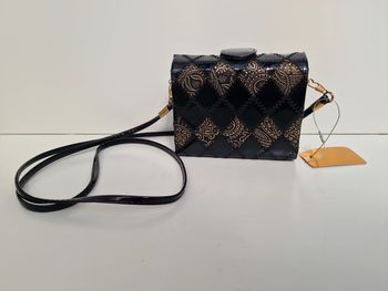 Sac Bandoulière Vintage Vernis Noir Reliefs Noirs Dorés