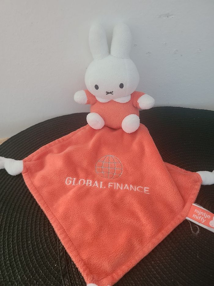 Doudou lapin MIFFY mouchoir rouge SOFT BOA