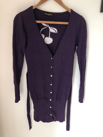 Gilet long en avec ceinture violet avec imprimé cerise