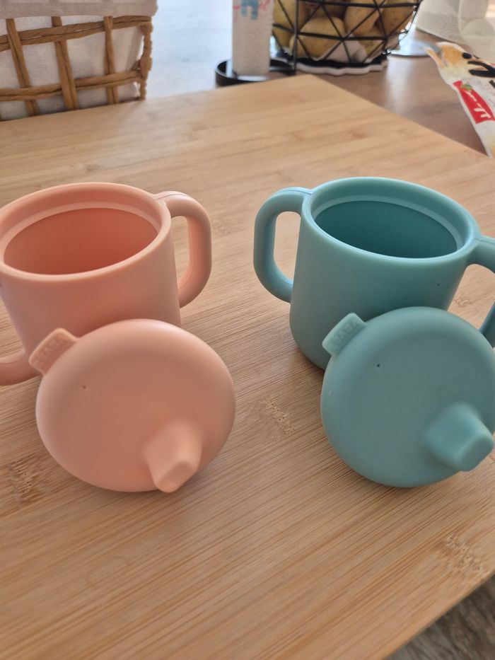 2 verres à bec BÉABA en silicone rose et bleu parfait état